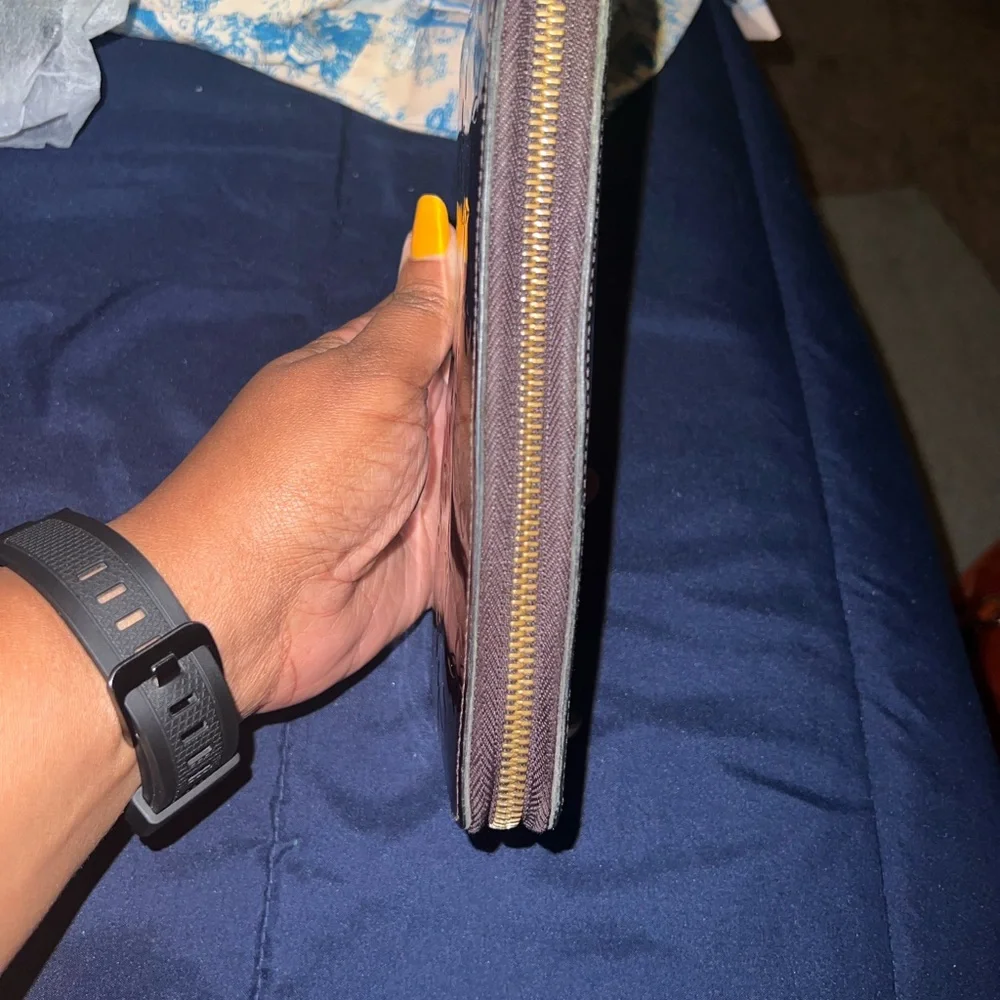 Authentic Wallet - Picture 4 of 5